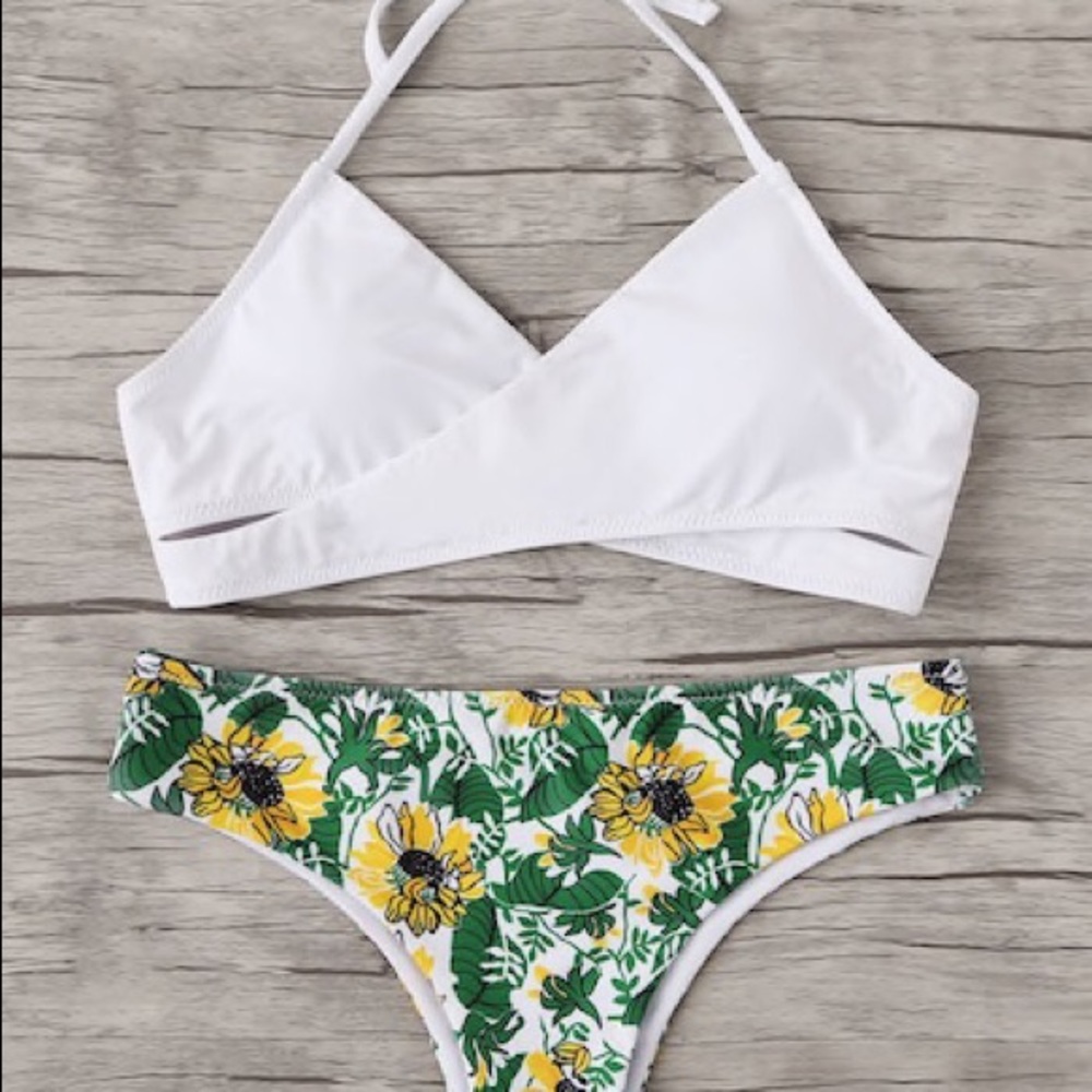 Halter Top with low Rise bikini - Picture 4 of 7